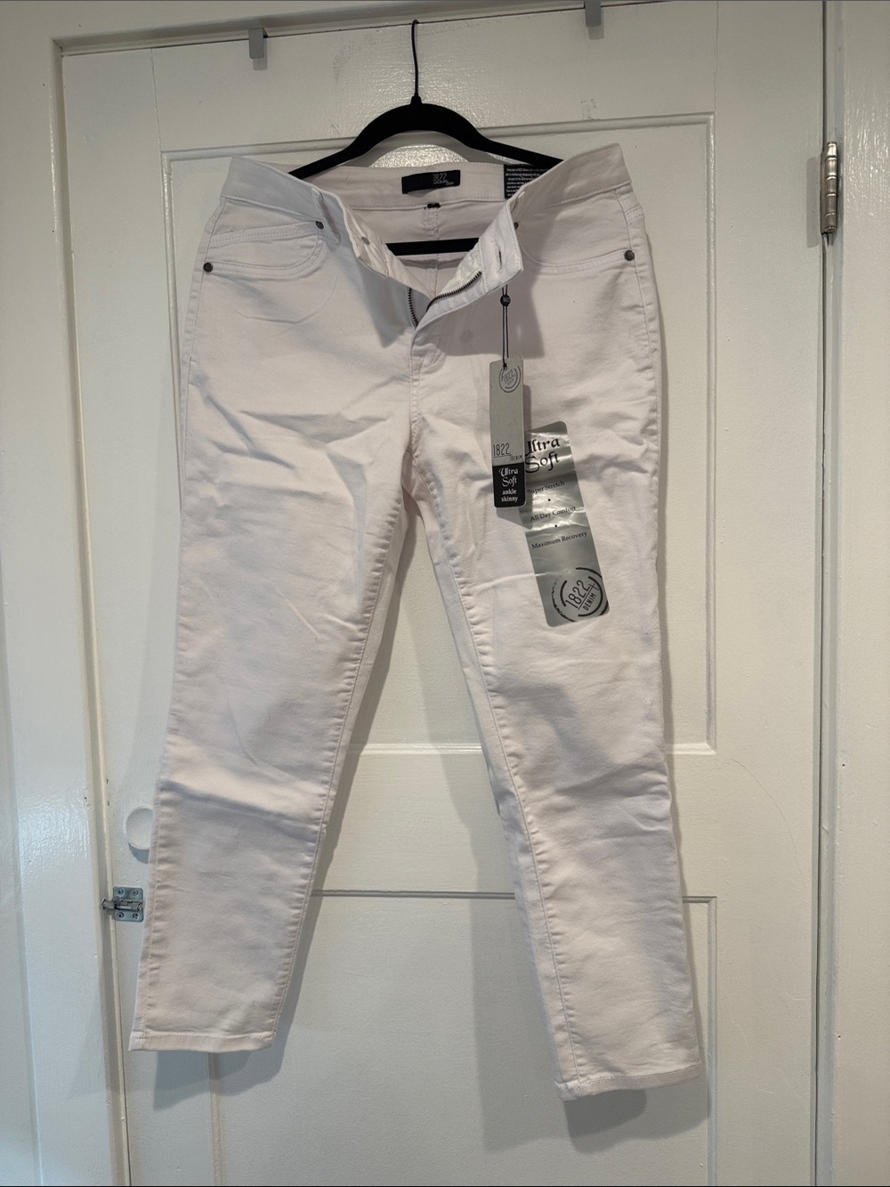 1822 Denim White Jeans with Black Tag
